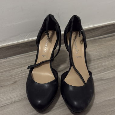 Eleganti Tamaris pumps nere con cinturino