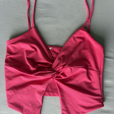 Top rosa con spalline sottili