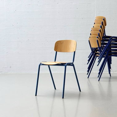 6x Atelier Stapelstühle mit blauem Gestell  