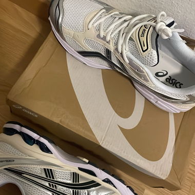 Chaussures de course Asics blanches/argent