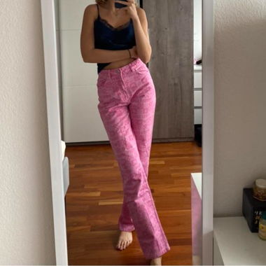 Jeans roses à motif