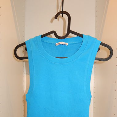 Blauer Top