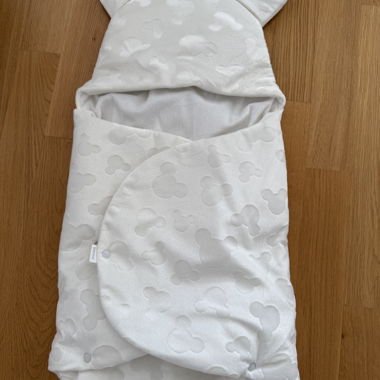 Weisses Baby-Nest mit Ohren