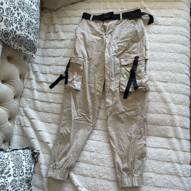 Baggy Jeans mit Gürtel