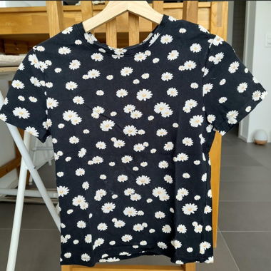 T-shirt with daisies