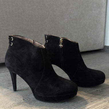 Schwarze Stiefeletten aus Veloursleder, Grösse 40