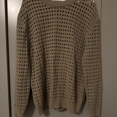 Maglione con buchi
