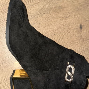 Stivaletto in velluto nero con piccolo tocco dorato