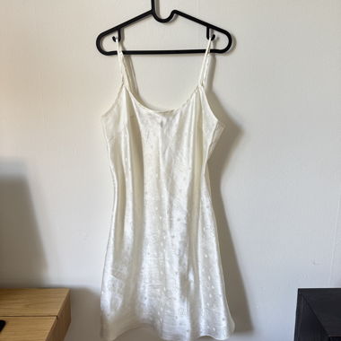 Haut / nuisette en satin blanc