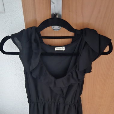 schwarzes elegantes Kleid mit Rüschen