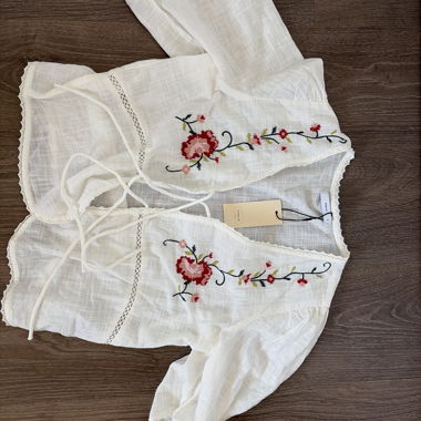 Weiße bestickte Bluse