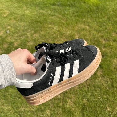 Sneaker Adidas Gazelle con plateau (nero/bianco)
