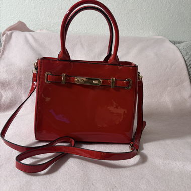 Red medium-sized handbag in «vinyl»