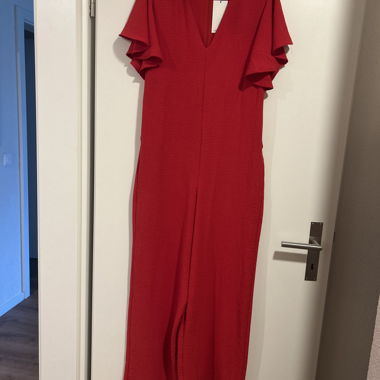 Combinaison rouge à encolure en V