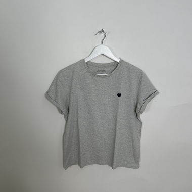 Graues T-Shirt mit Herz-Logo