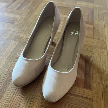Beige Pumps mit Absatz