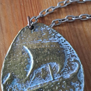 Collier Medaillon aus graviertem Metall, Vintage