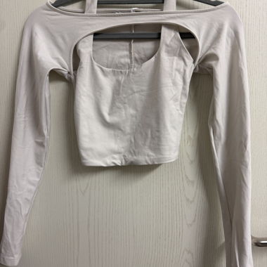 top con cutout e maniche lunghe