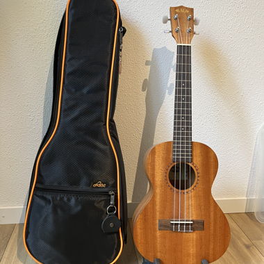 Ukulele (Ténor) Kala, avec housse et support. 