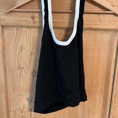 Top con bretelle nero con bordo a contrasto