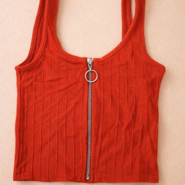 Crop top Bershka rosso con chiusura frontale