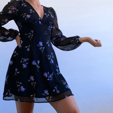 NEUVE - robe noire fleurie Bershka