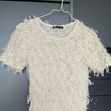 Cremefarbenes Croptop mit Fransen