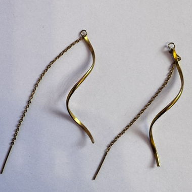 Boucles d'oreilles pendantes dorees