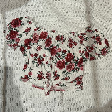 Top corto scollato floreale