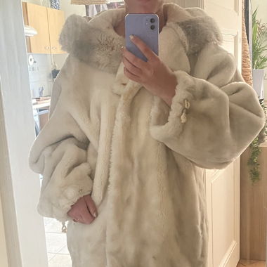 Weisser Oversize-Wintermantel aus Kunstfell