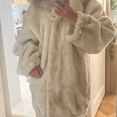 Manteau d'hiver oversize en fausse fourrure blanche