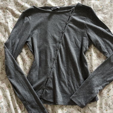 Top grigio con bottoni