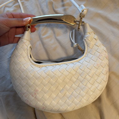 Weisse Schultertasche