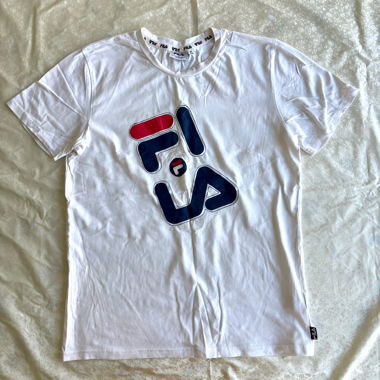 T-shirt bianca Fila con stampa grafica asimmetrica