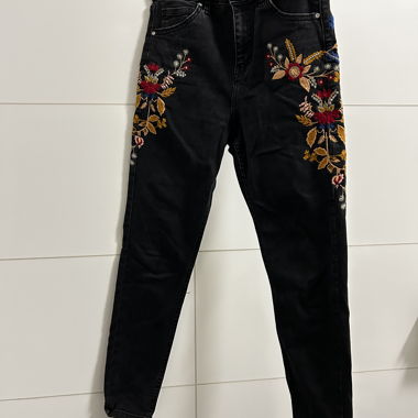 Jeans mit Blumenmuster