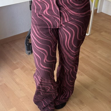 Rötliche Muster- Jeans