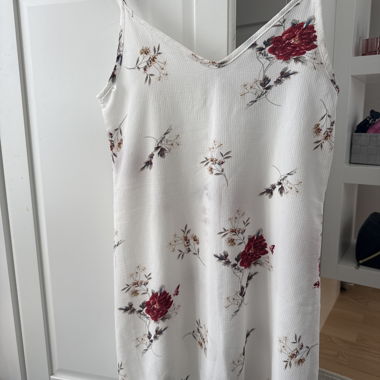 Robe blanche à fines bretelles à fleurs