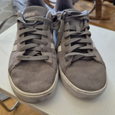 Baskets Adidas grises