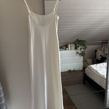 Vestito lungo bianco con spalline, schiena scoperta