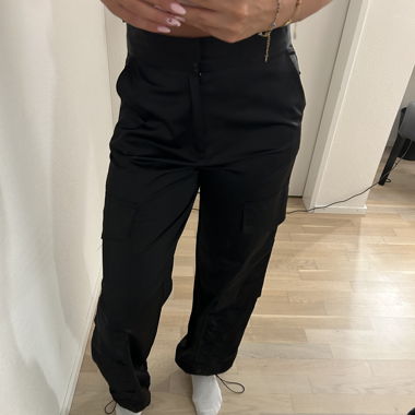 Cargo Hose aus Seide von Zara