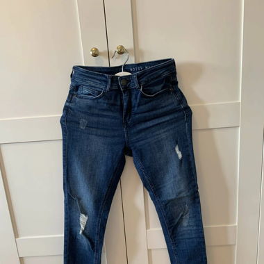 Dunkle Jeans mit Rissen