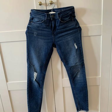 Dunkle Jeans mit Rissen