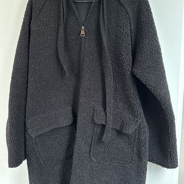Manteau en Teddy noir avec capuche