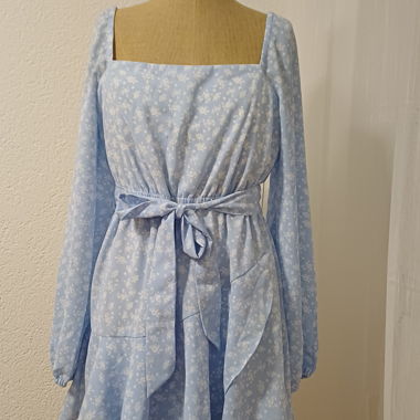 Blaues Blumenkleid mit Bindegurt