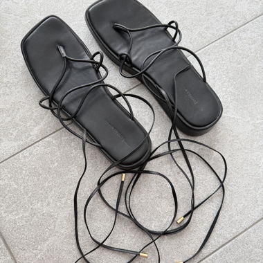 Schwarze Riemchen-Sandalen