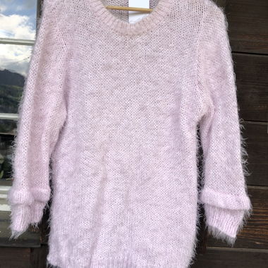 Rosa flauschiger Strickpullover