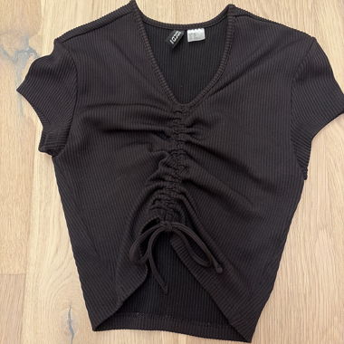 Black ribbed ruched top