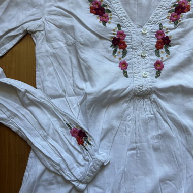 Weisse bestickte Bluse