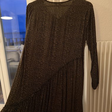 Asymmetrisches braunes Blumenkleid