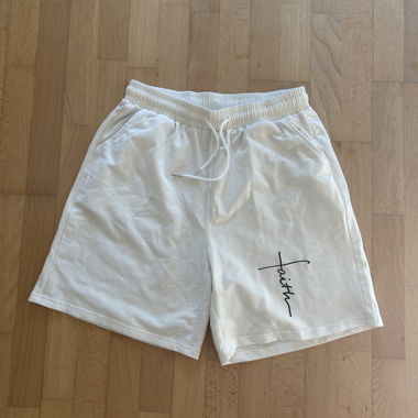 Weisse Sportshorts mit Schriftzug